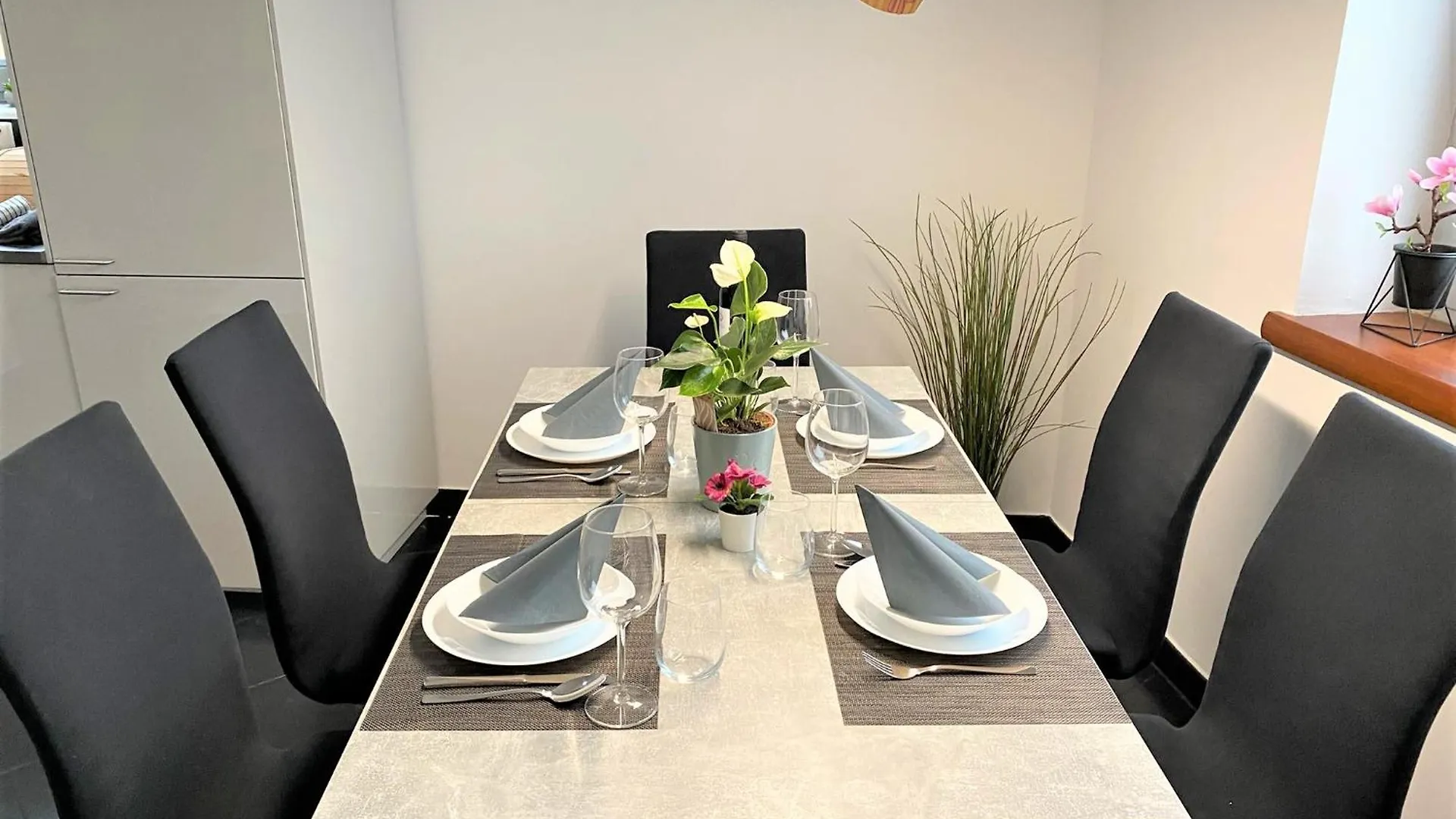 Luxus Wohnung Auf 2 Etagen 3Br! +Netflix +High-End Ausstattung contacts